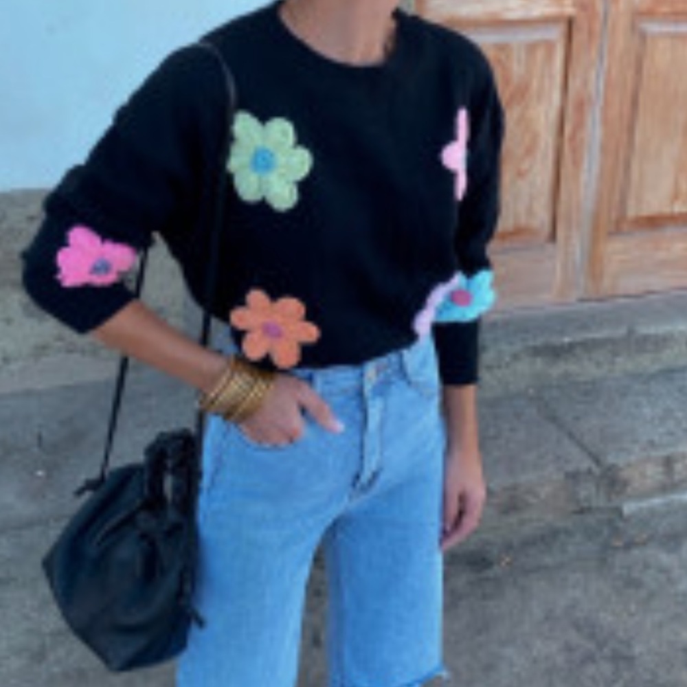 72 POSH LIVE LISTING FROM PARIS FLOWER KNIT SWEATER - Picture 2 of 3